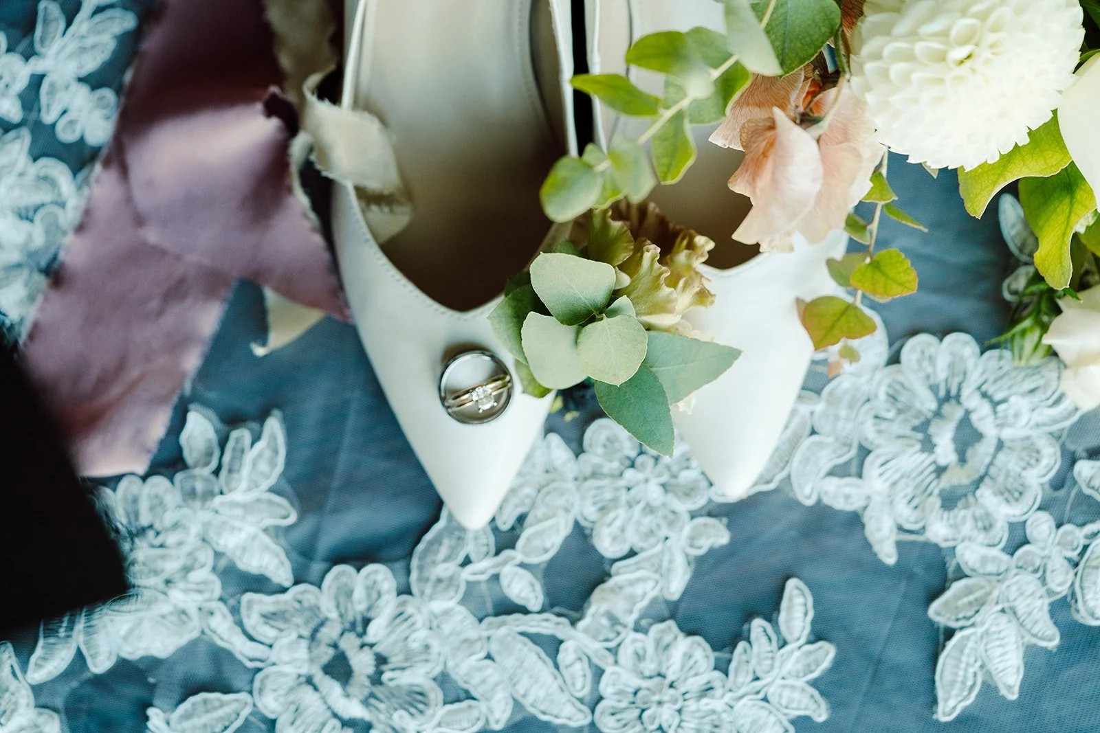 Garden-inspired wedding ceremony florals by Dogwood Florals